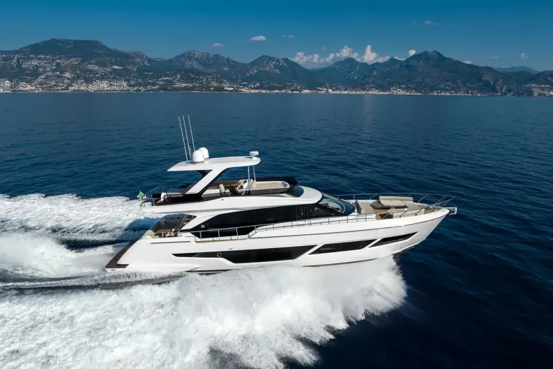 Ferretti Yachts 670: Ferretti Yachts 670 in navigazione davanti a una costa montuosa