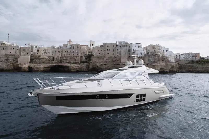 Azimut S6: Azimut S6 color titanio davanti a Polignano a Mare