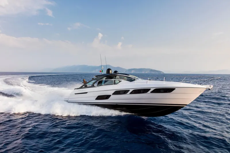 Pershing 5X: Pershing 5X bianco in navigazione, visto di tre quarti