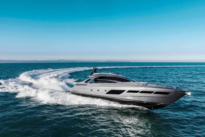 Pershing 8X: Pershing 8X grigio in navigazione mentre vira